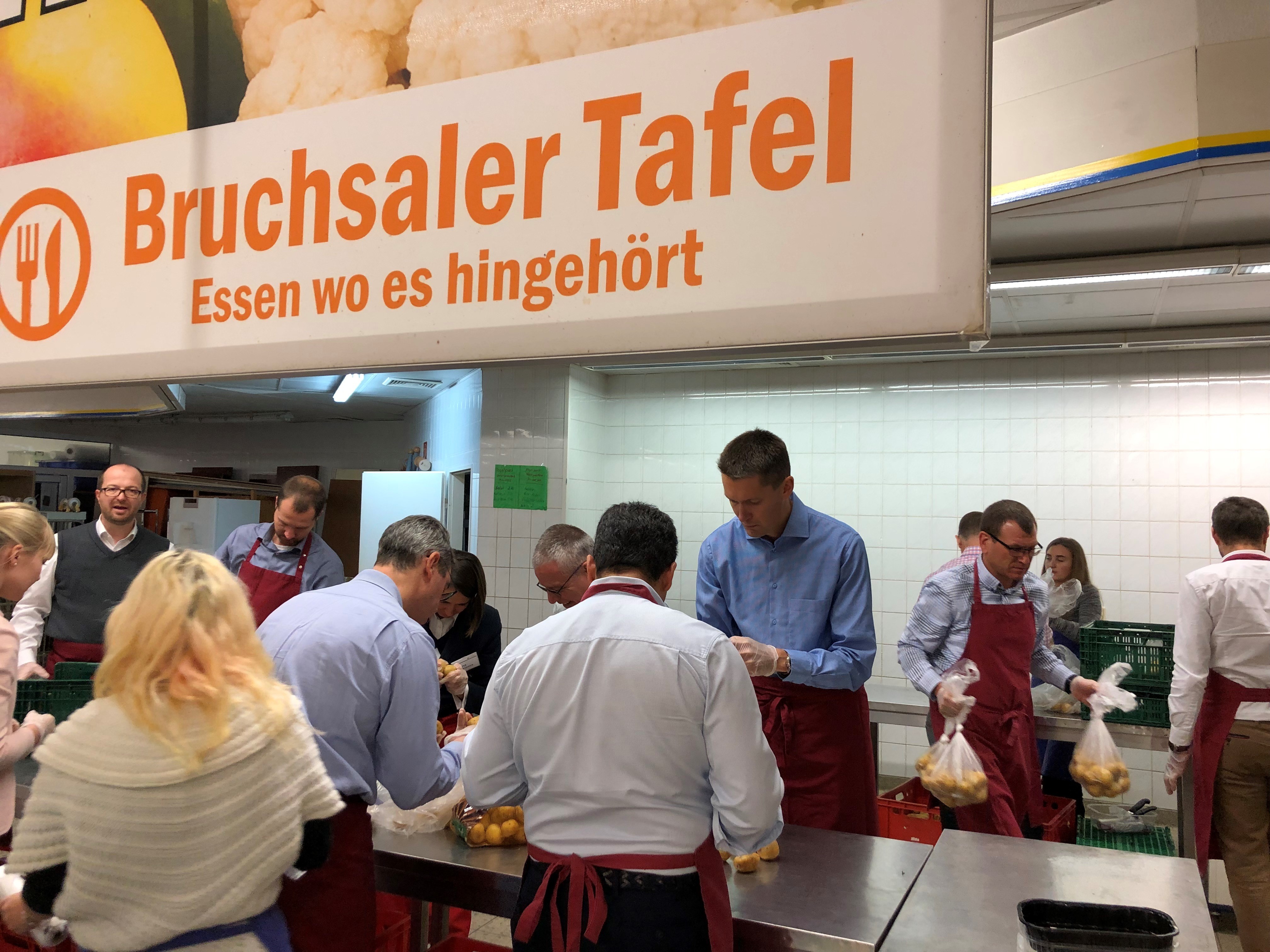 25 Führungskräfte von John Deere aus ganz Europa statteten der Bruchsaler Tafel einen Besuch ab.