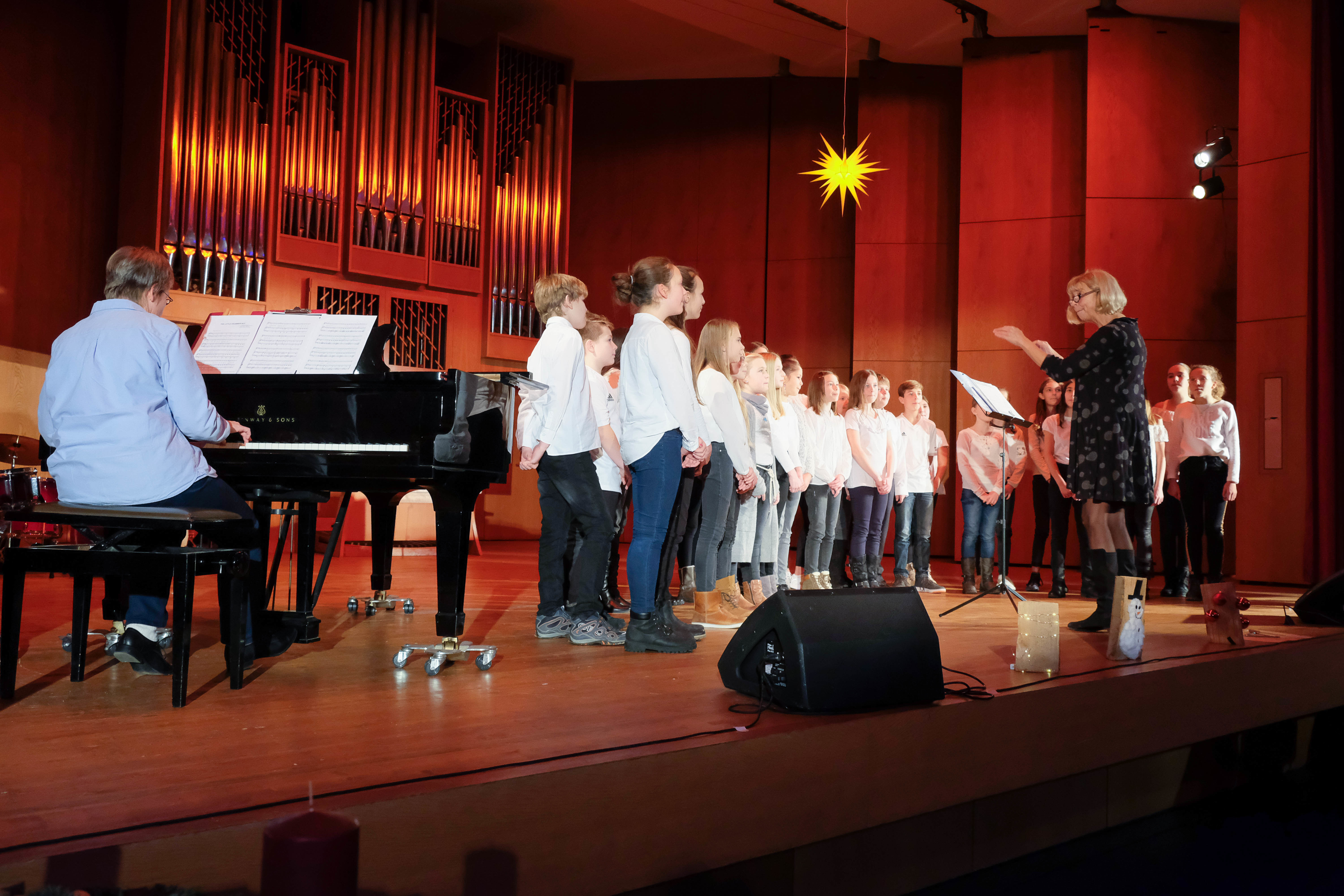 Lange tradition hat das vorweihnachtliche Singen und Musizieren am Paul-Schneider-Gymnasium, das mit einem sehr vielfältigen Programm auf die Weihnachtszeit einstimmte.