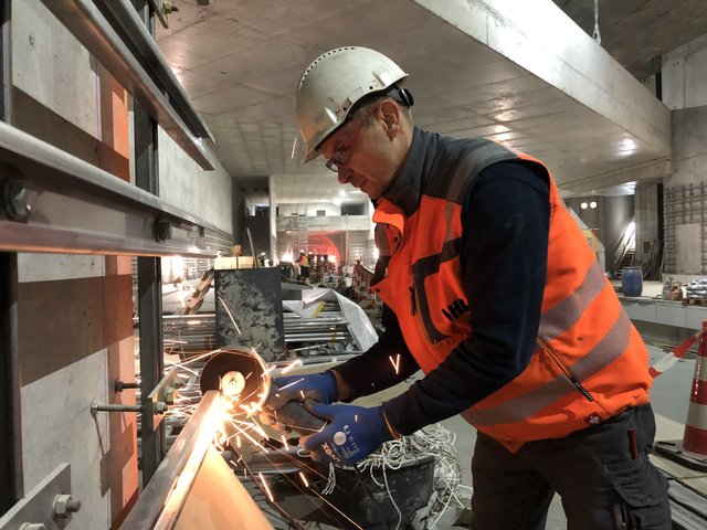 Es hat gefunkt: Beim Anbringen der Unterkonstruktion für die Haltestellenverkleidung wie hier am Kronenplatz ist Präzision gefragt.
| Foto: Kasig