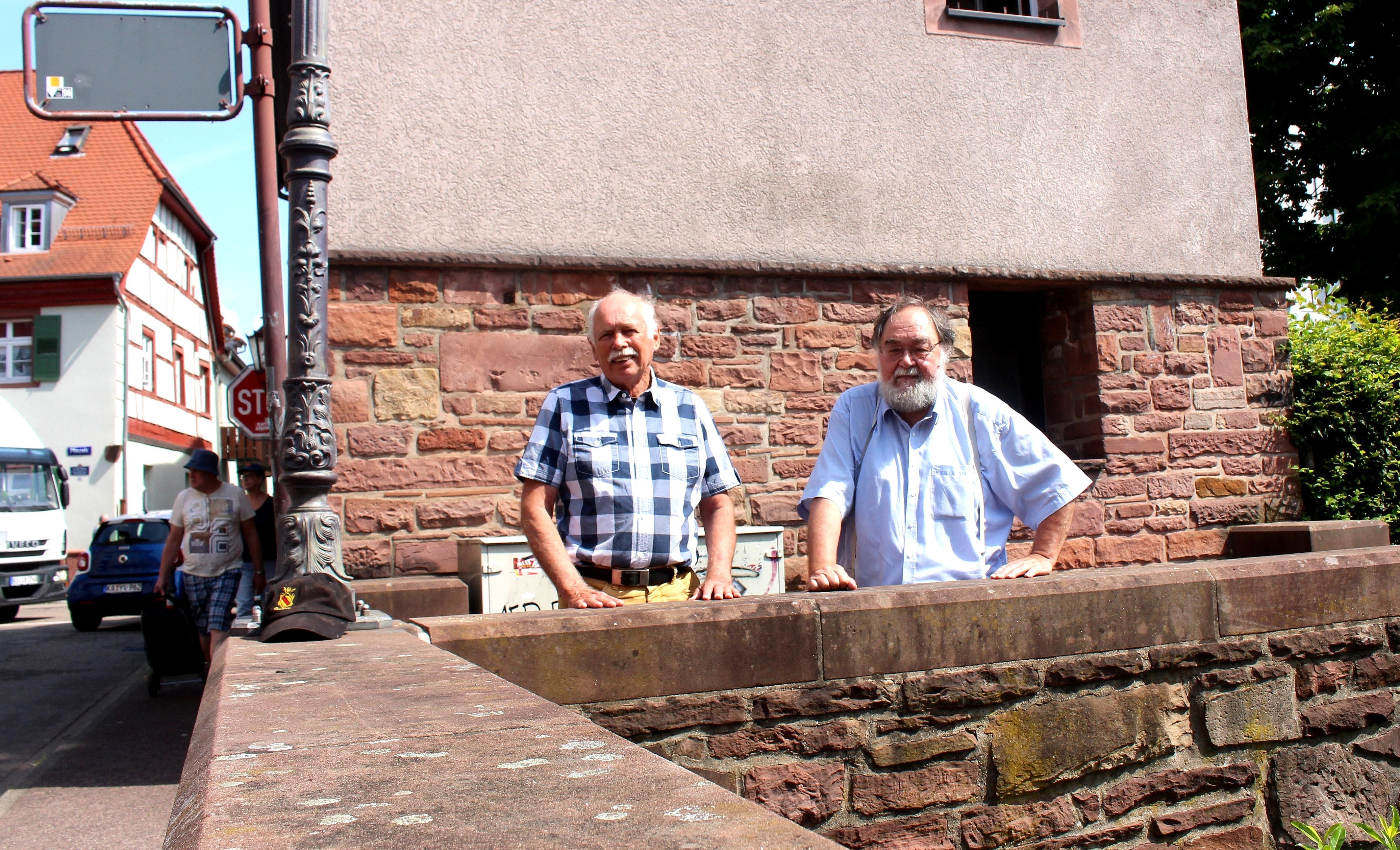 Günther Malisius (li.) und Ullrich Müller vom Historischen Verein Durlach möchten sich mit dem geplanten Abriss des Hauses von 1800 (im Hintergrund) an der Stadtmauer nicht abfinden.