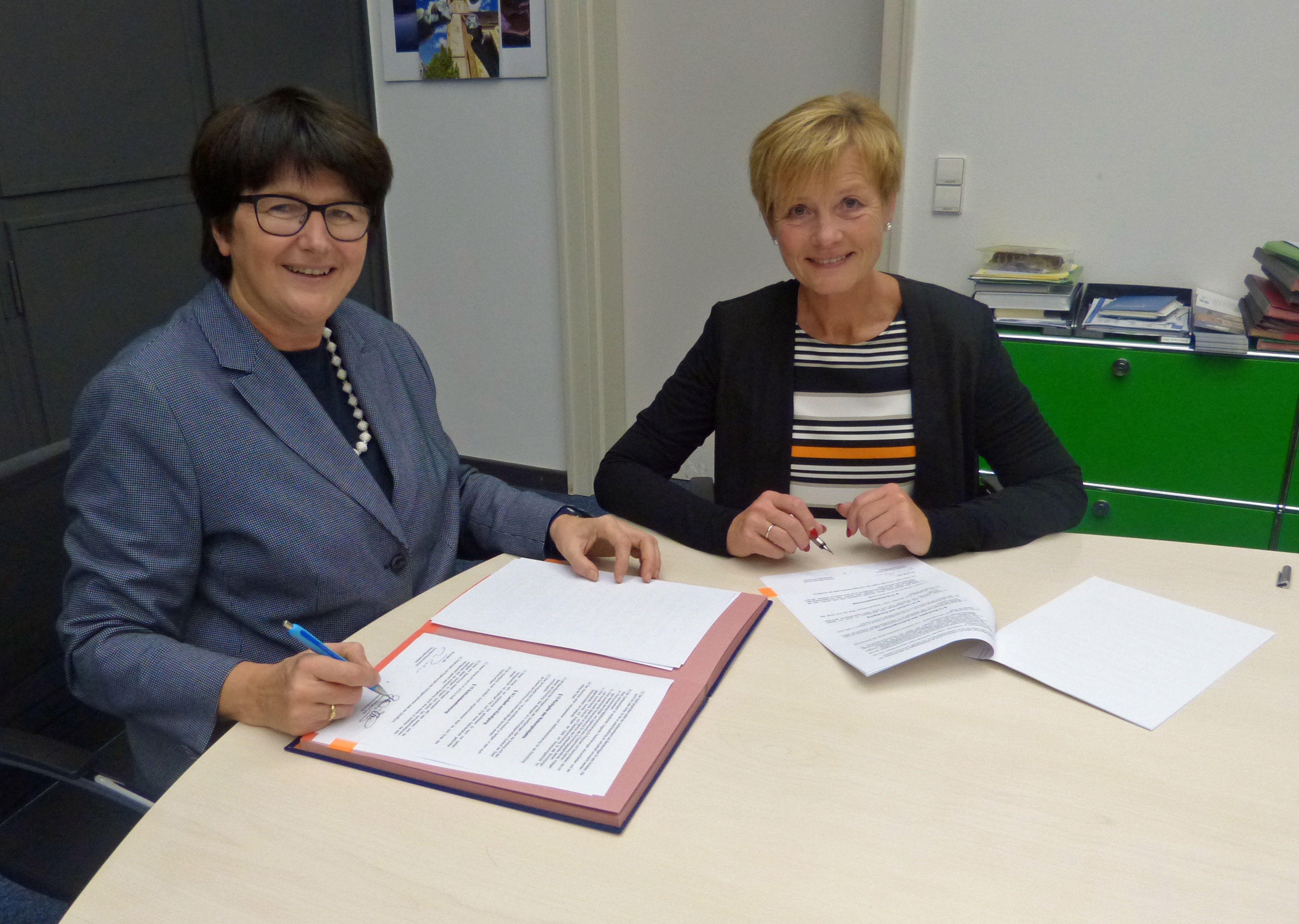 Vertragsunterzeichnung durch Oberbürgermeisterin Cornelia Petzold-Schick und Sabina Stemann-Fuchs, Vorsitzende des Caritasverbandes Bruchsal