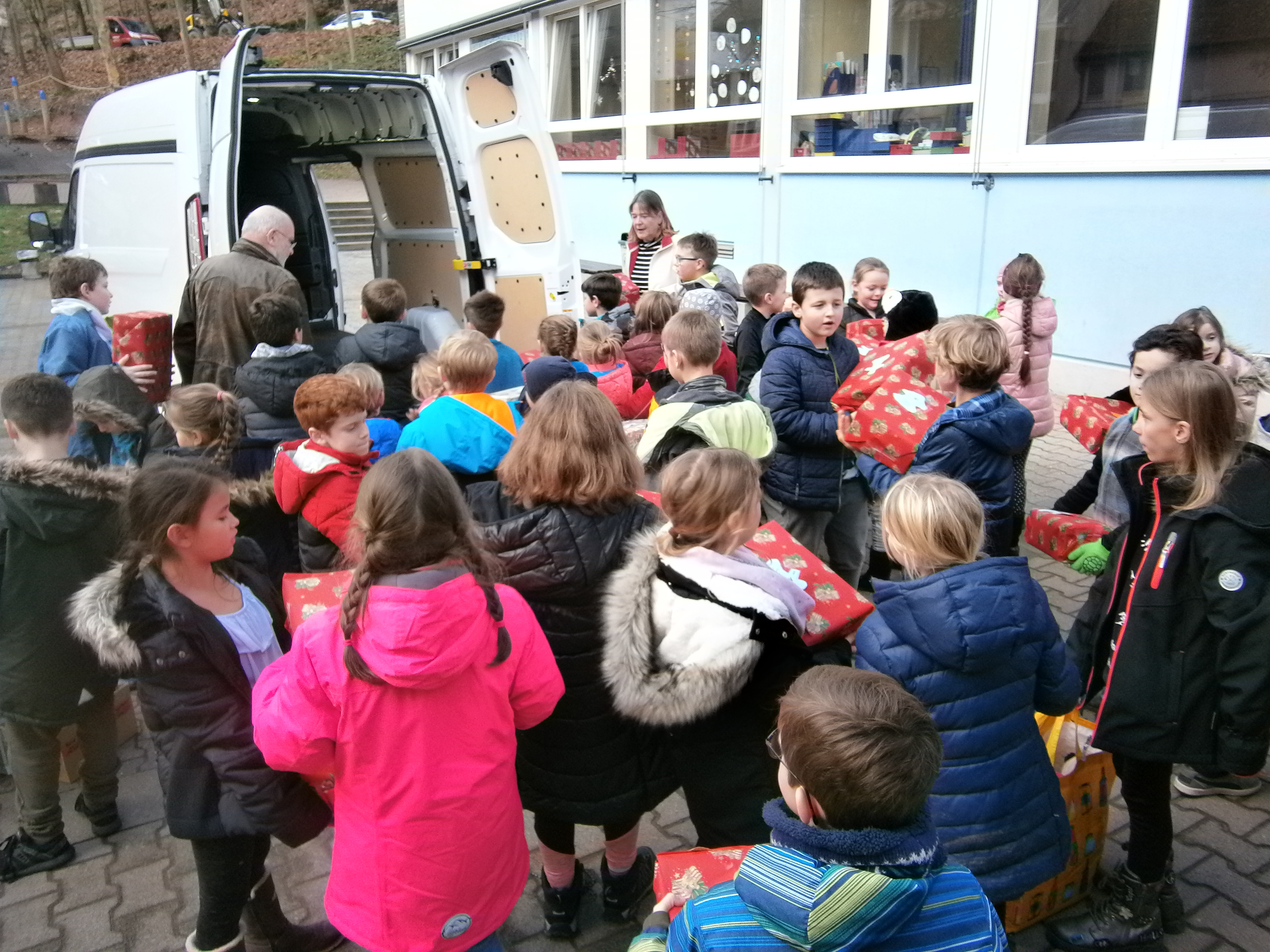 Mehr als 70 Weihnachtspäckchen für Kinder haben die Schüler der Grundschule am Königsberg für die Tafel in Lauterecken gepackt.