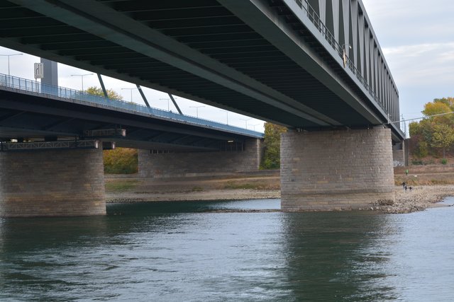 23.10.2018, Rheinbrücke Maximiliansau. Der Brückenpfeiler ist von der Karlsruher Seite aus zu Fuß zu erreichen. Pegelstand um 320 cm | Foto: A. Abt