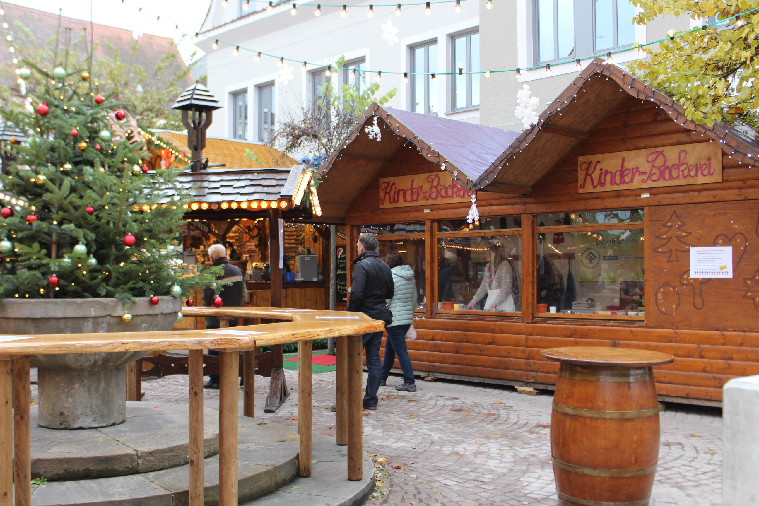 Aus der Kinderbackstube auf dem Speyerer Weihnachtsmarkt wird ab 28. Dezember das Vorlesestübchen für Kinder mit täglichen Geschichten. Bürgermeisterin Monika Kabs startet die erste der täglichen Vorleserunden am Freitag um 15 Uhr.