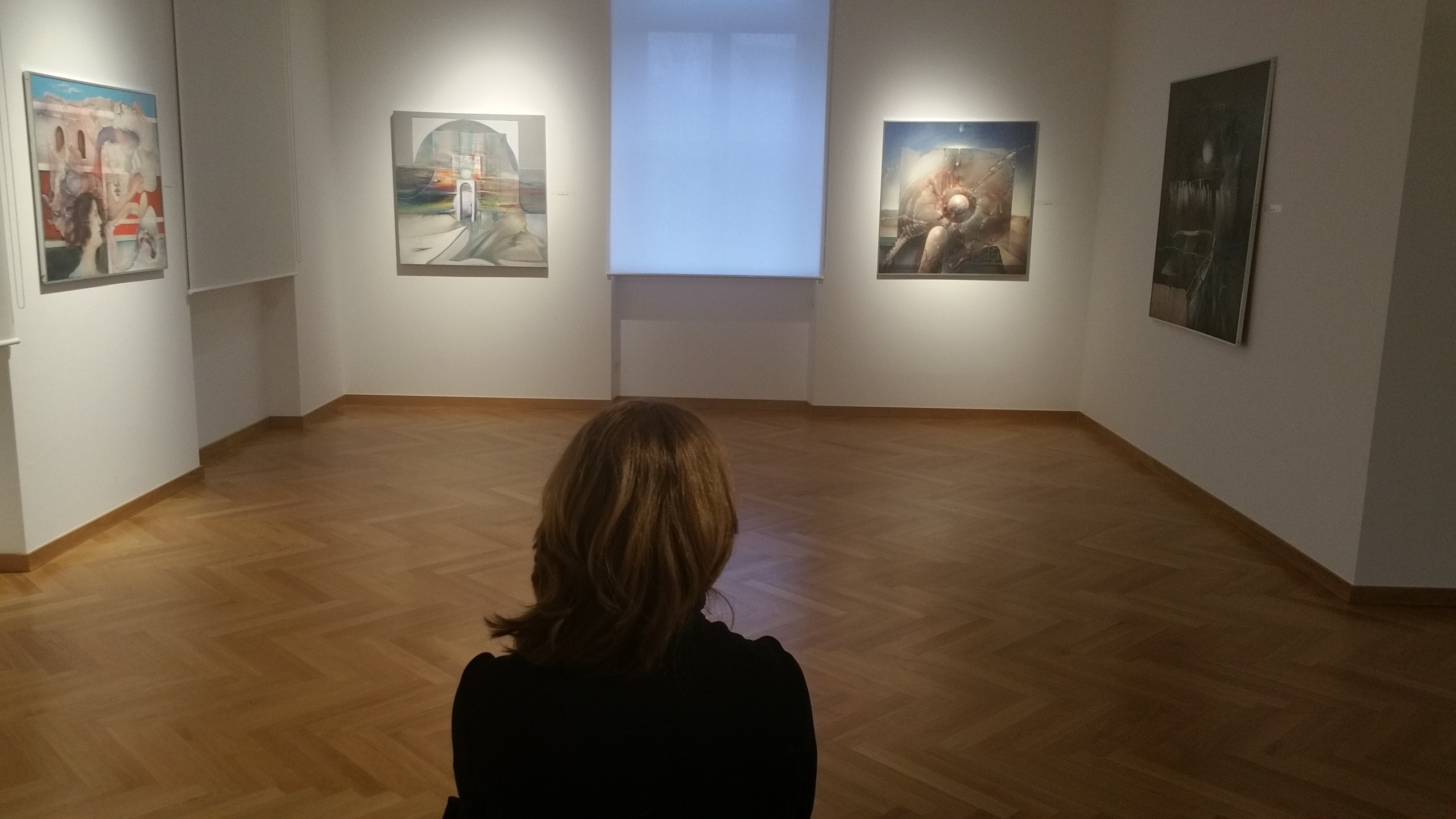 Betrachterin des Kellerschen Werkes , an Gemälde CD Friedrichs erinnernd, in der wunderbaren Retrospektive in Pirmasens, ausgerichtet vom Forum Alte Post.
