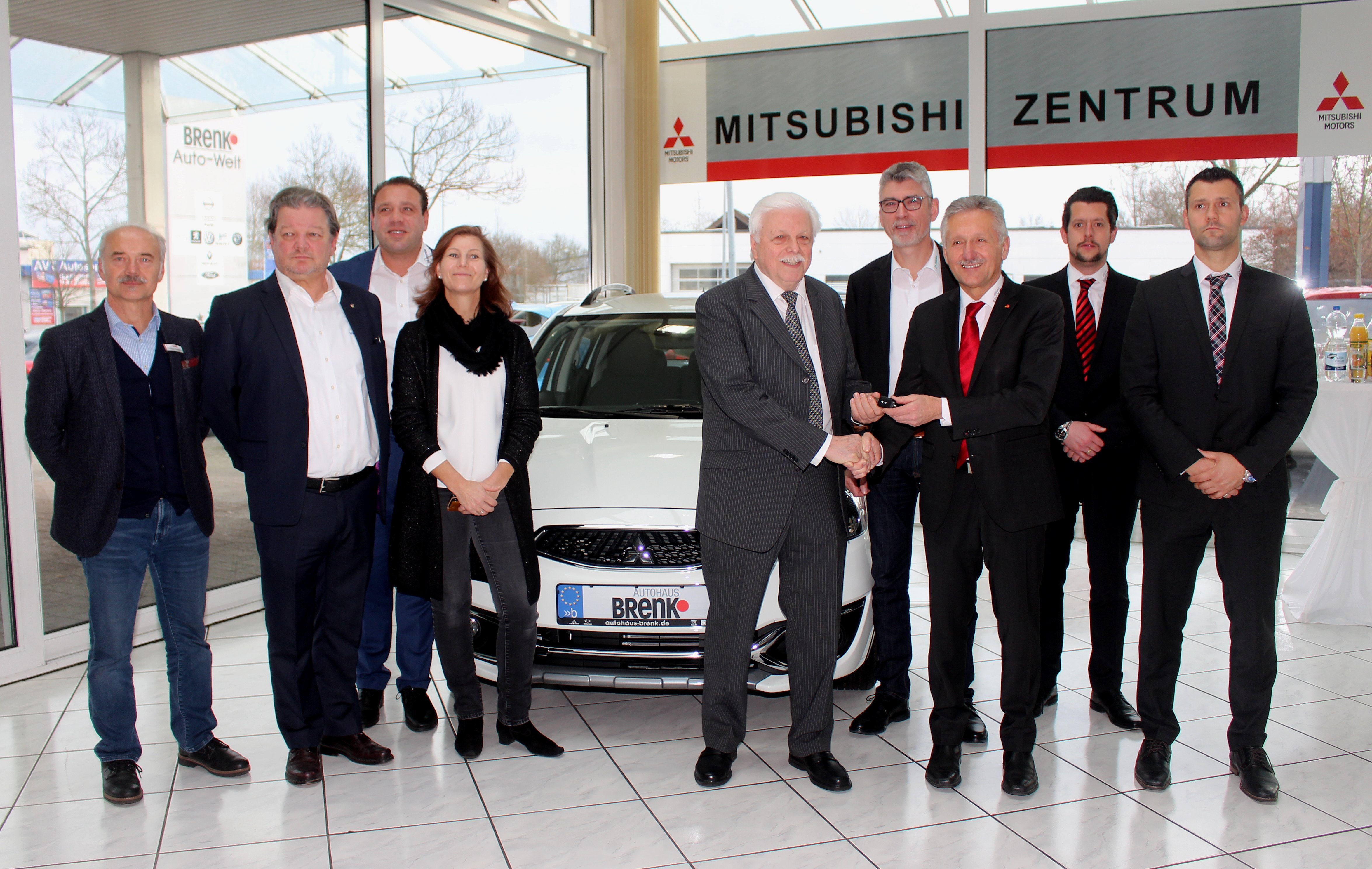 Geschäftsführer Hermann Brenk beschenkte den glücklichen Gewinner Karl-Heinz Bergheimer (Mitte) mit Fahrzeug und Autoschlüssel. Foto: Knopf