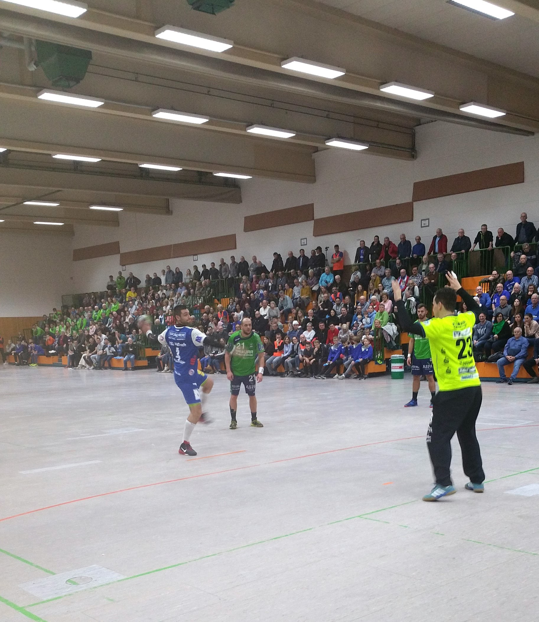 Elvijs Borodovskis bei einem seiner Siebenmeter, den Stefan Koppmeier (23) vom HC Oppenweiler/Backnang nicht abwehren konnte.