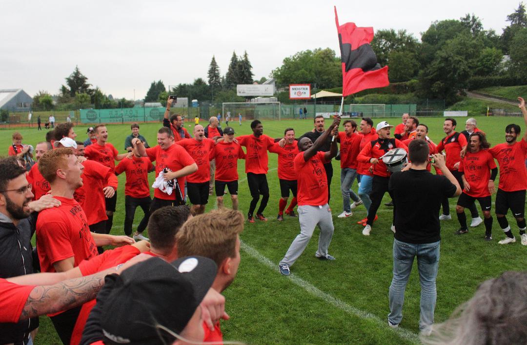 Größter Erfolg der jüngeren Vereinsgeschichte: Der Aufstieg des KFV in die Kreisklasse B. Jubel nach dem Sieg in der Relegation. Foto: Knopf