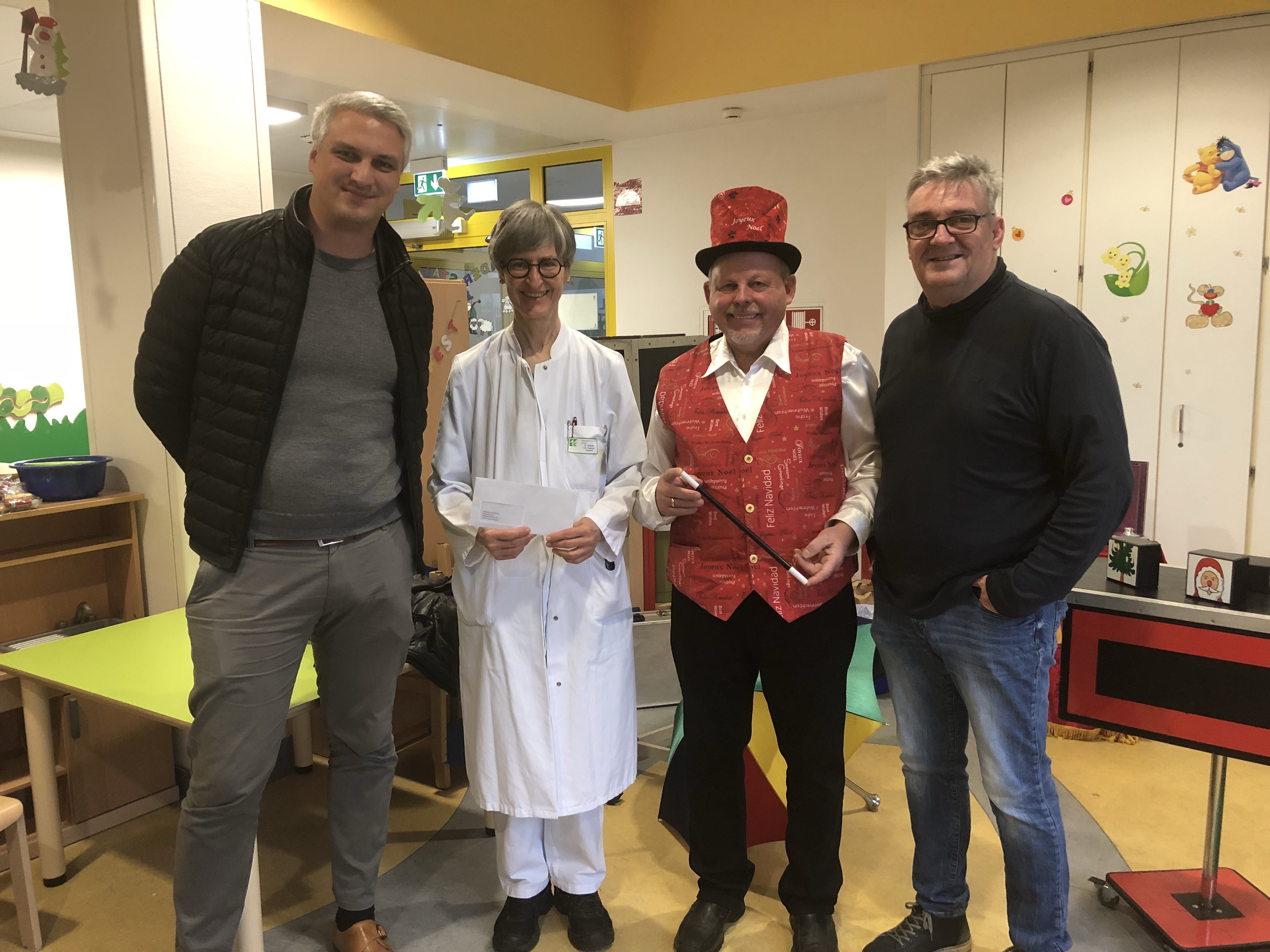 Matthias Moritz, leitende Oberärztin Dagmar Dundurs, Ludwin Servatius und Manfred Blauth (von links) bei der Spendenübergabe