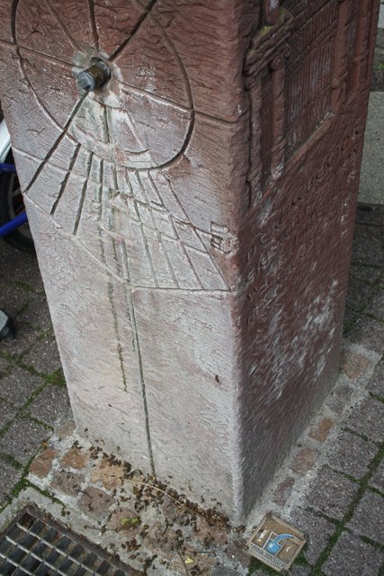 Brunnen am Durlacher Tor - oder "Bernhardus-Brunnen".
Dazu steht auf der Seite:
"Die Reliefs des kleinen Trinkwasserbrunnens verweisen auf den Fächeraufbau der Stadt Karlsruhe und auf mittlerweile zerstörte Gebäude in der direkten Nachbarschaft zur steinernen Stele: auf das historische Durlacher Tor und das Jagdzeughaus. Beide Gebäude wurden von Wilhelm Jeremias Müller entworfen und erbaut, der als Architekt und Baudirektor in der 2.Hälfte des 18.Jahrhunderts in Karlsruhe wirkte." | Foto: Archiv jow