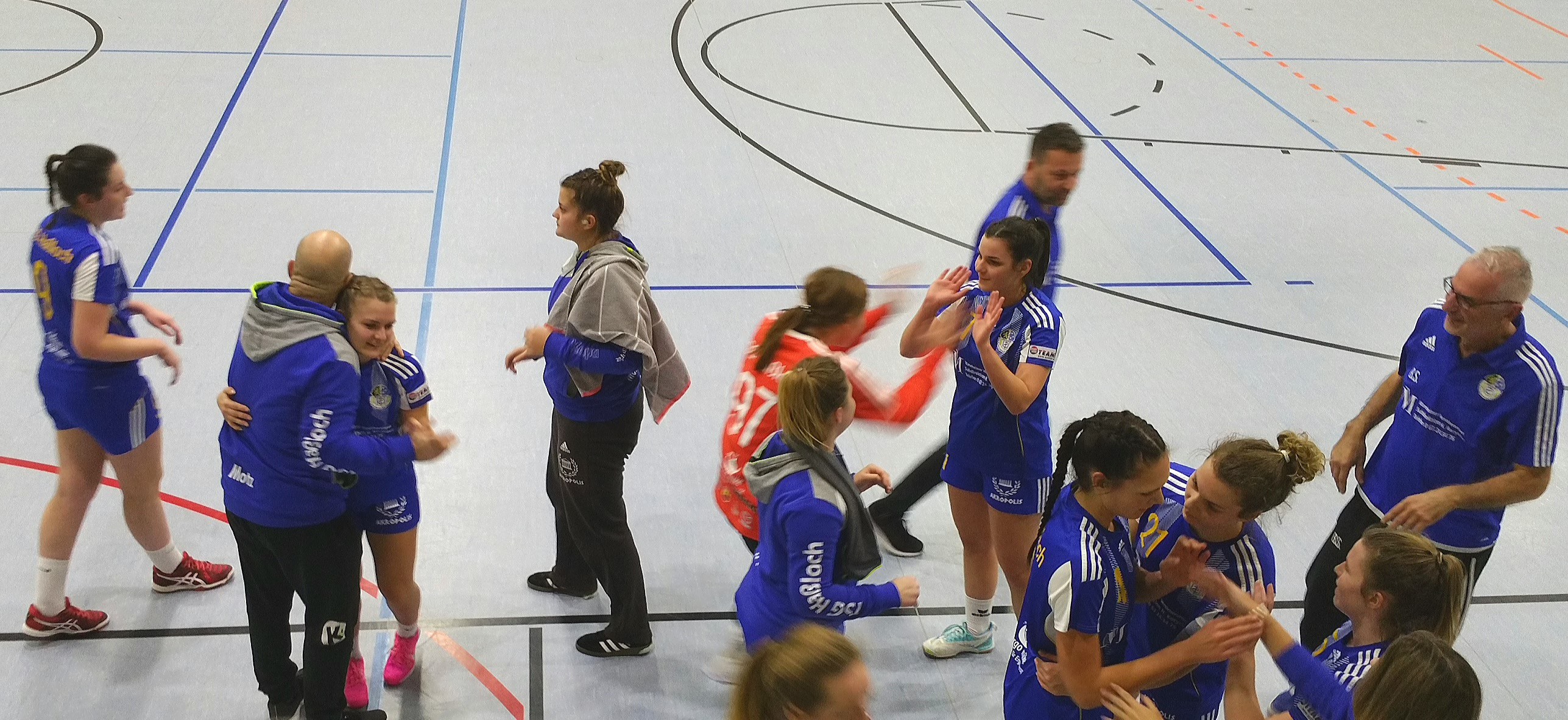 Große Erleichterung und Freude bei Julia Spieß, Trainer Motz, "Rina" Schmidt, "Vero" Modzinski, Selina Henrich, Lea Gärtner, Jessica Glaser, Leonie Schneider und Lena Motz und Torwarttrainer Spieß nach dem knappen , aber verdienten Sieg der TSG Ladies in Mutterstadt. Nun empfängt man den Oberligisten TSG Friesenheim im Pfalzpokalspiel mit Lena Ebel . Eine große Aufgabe...