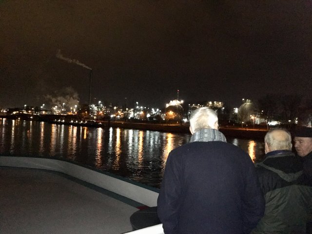 Als kilometerlanges Lichtmeer zeigte sich die BASF.  | Foto: Ulrich Arndt