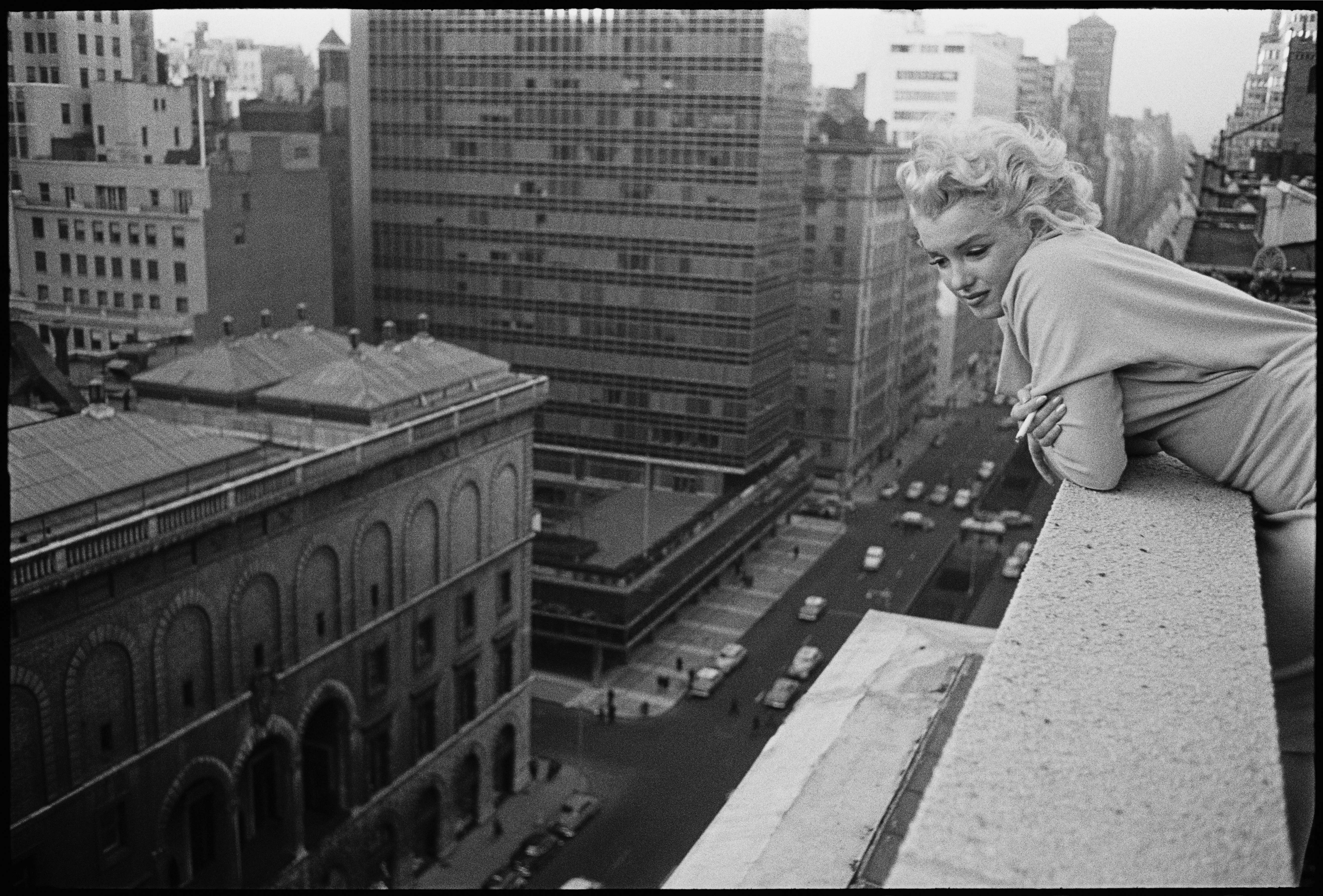 Marilyn Monroe blickt 1955 von der Dachterrasse des New Yorker Ambassador Hotels auf die Park Avenue hinunter.
Bildnachweis: Foto: Ed Feingersh/Getty Images 4.
