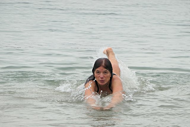 Alexandra Niederrielage schwimmt und taucht tatsächlich *brrrr* | Foto: Brigitte Melder