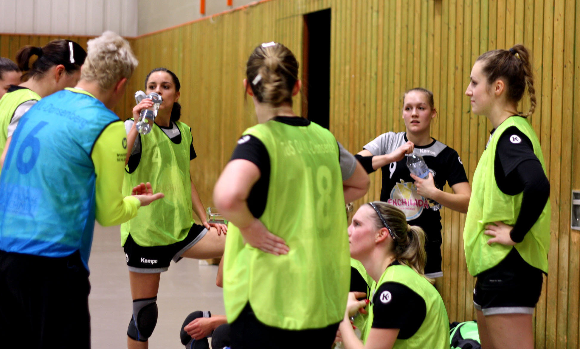 Spielertrainerin und Torfrau Nadine Wolf (16) gibt während einer Auszeit Anweisungen u.a. an Cira Flammann (4), Lena Nashan (18) und Lea Partika (9)