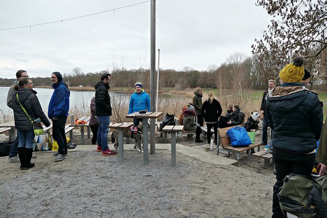 So langsam trudeln die Schwimmer und Zuschauer ein | Foto: Brigitte Melder