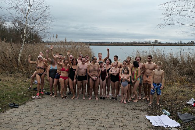 25 hoch motivierte Schwimmer bevor es ins Wasser geht | Foto: Brigitte Melder