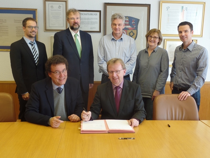 Bei der Vertragsunterzeichnung im Magistratszimmer dabei: Oliver Gippert (Stadtwerke, Abteilungsleiter Controlling), Geschäftsführer Dr. Ralf Franke, Matthias von Allwörden (Stadtwerke, Prokurist, Finanzen und Vertragsabrechnung), Bürgermeister Matthias Baaß, Erster Stadtrat Jens Bolze, Kämmereiamtsleiterin Stephanie Rohrbacher und Marc Hätscher (von links):
