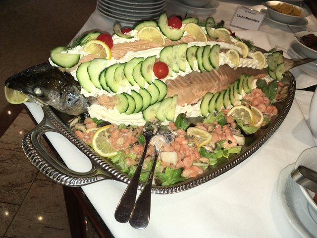 Ein Lachs auf dem Buffet beim Brunch. | Foto: Ulrich Arndt