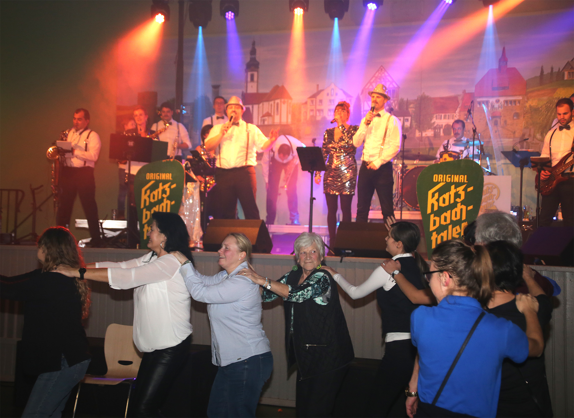 Spontane Polonaisen durch die Mehrzweckhalle: Odenheim hat mit dem Feiern seines Jubiläums begonnen.