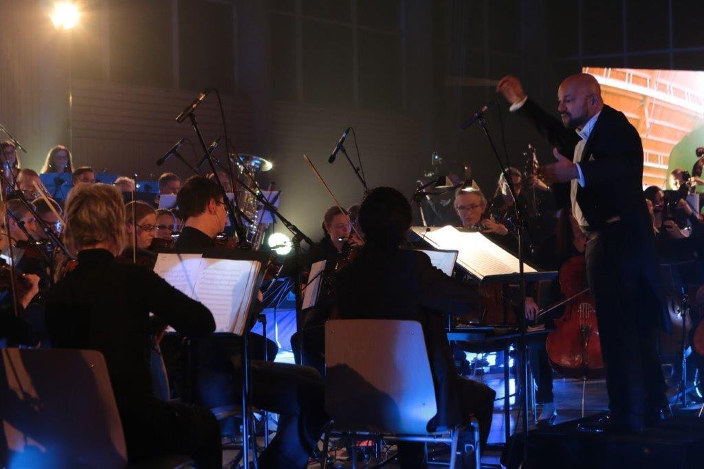 Das Young Classic Sound Orchestra unter der Leitung von Lahnor Adjei gastiert am 12. Januar in Hambrücken.