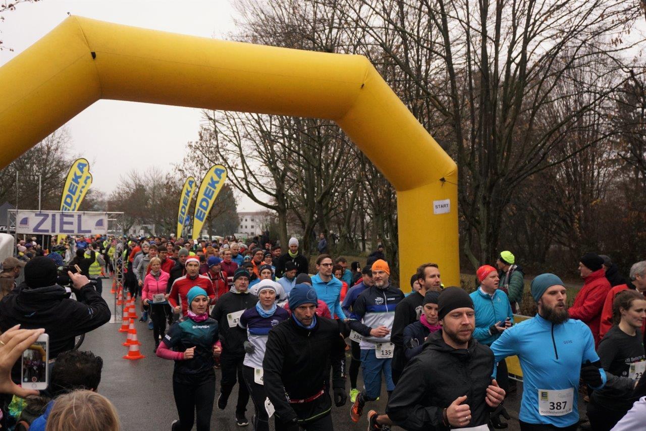 Start des großen Feldes. Alle waren wieder Sieger auf den letzten Metern des Jahres in Heddesheim.