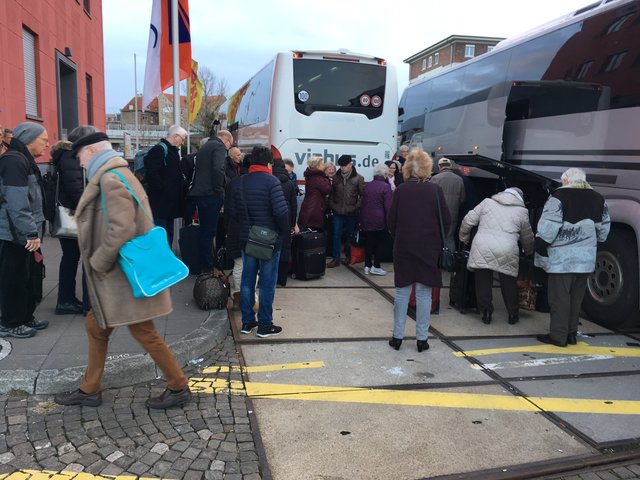 Die Abreise aus Mannheim vom Speicher erfolgte mit zwei Bussen. | Foto: Ulrich Arndt
