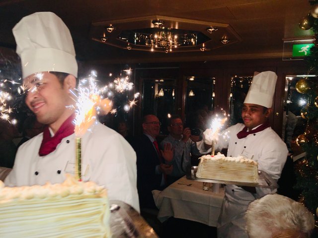 Das Dessert wird serviert. | Foto: Ulrich Arndt