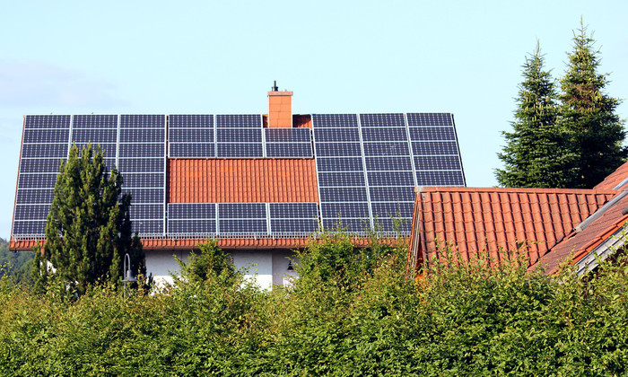 Wer eine Photovoltaikanlage auf dem Dach hat, muss sich an bestimmte Meldefristen halten.