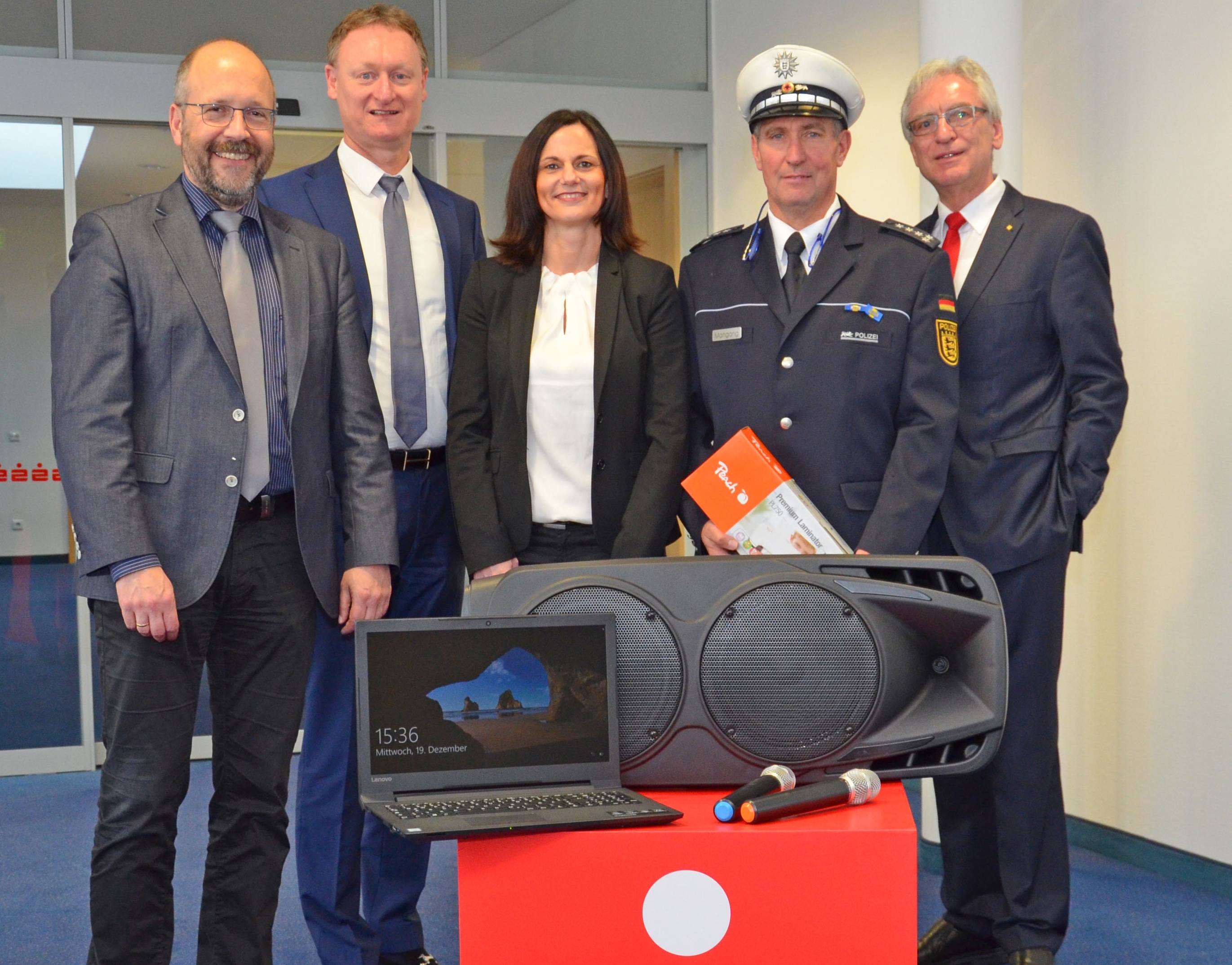 Spendenübergabe in der Sparkasse Kraichgau (v. links): Bürgermeister Andreas Glaser (Nessi-Vorsitzender), Norbert Grießhaber (Vorstandsvorsitzender Sparkasse Kraichgau), Claudia Manke (Kundenbetreuerin Sparkasse Kraichgau und neue Kassiererin), Erster Polizeihauptkommissar Uwe Mangang und Josef Oszter