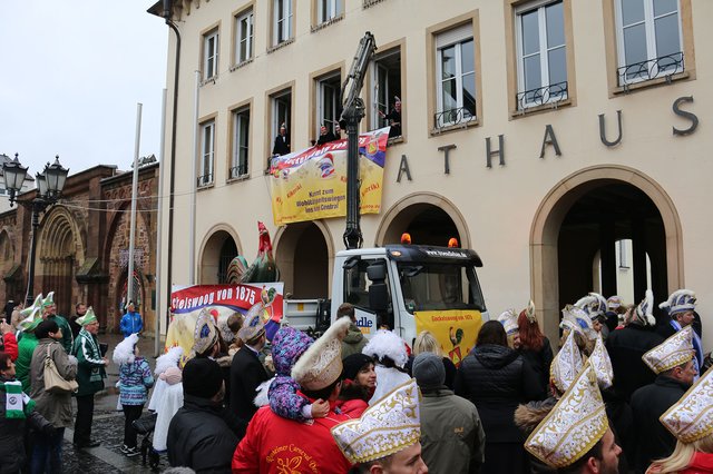 Der Stadtschlüssel wurde durch den Ratsaal von den Fasnachtern erobert. | Foto: Gisela Böhmer