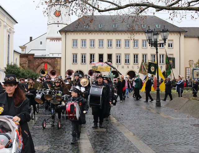 Die Huddelschnuddler unterstützten musikalisch die Veranstaltung. Sie zogen mit lauter Musik durch die Innenstadt zum Congressforum. | Foto: Gisela Böhmer