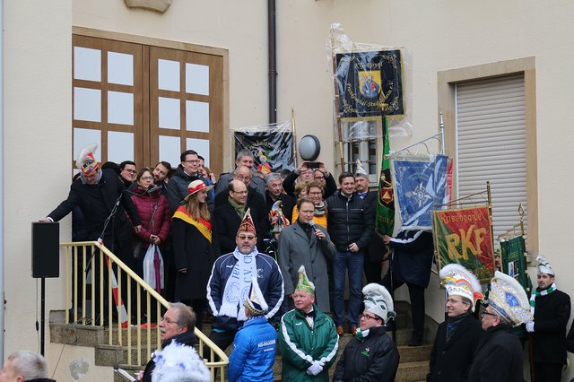 Der Stadtvorstand kam heraus. Oberbürgermeister Martin Hebich kämpfte aber mit den Handwerkern im Wortgefecht das Stadtsäckchen und die Steuerschraube aus. | Foto: Gisela Böhmer