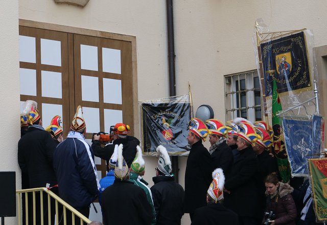 Mit schwerem Geschütz - in Form einer Kettensäge - wurde die Rathaustür geöffnet. | Foto: Gisela Böhmer