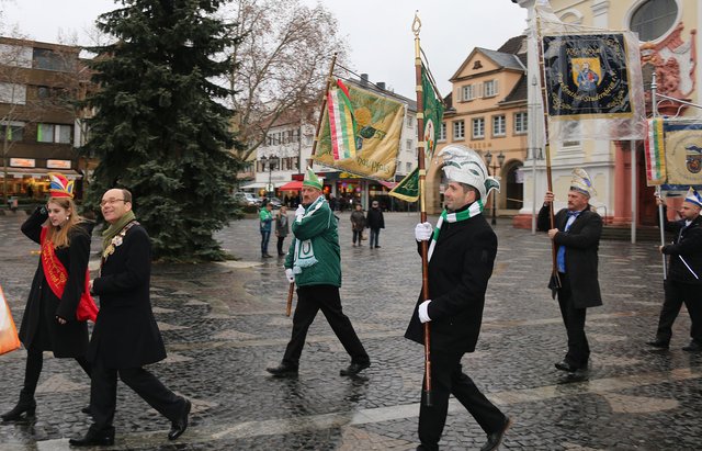 Die Fasnachter auf dem Weg ins Congressforum. | Foto: Gisela Böhmer