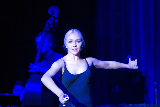 Digitale Sensortechnik traf beim "Vivaldi Redux" auf klassische Musik, Tanz und Jazz. Im Bild Tänzerin Kristina Heinz und Bassist Jakob Obleser.  | Foto: Christian Gaier