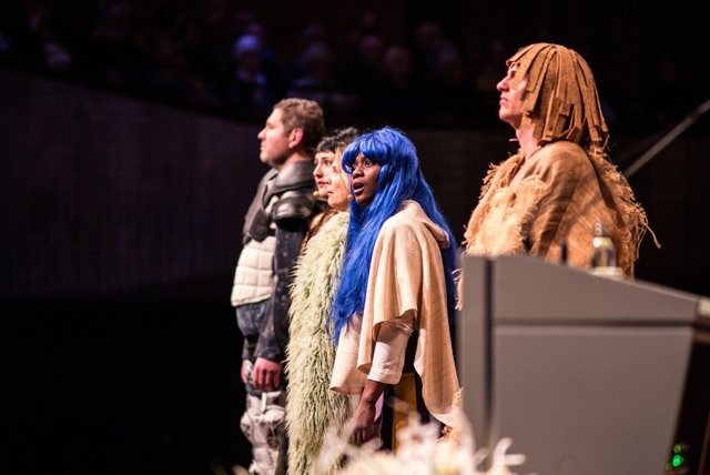 Mitwirkende aus dem Schauspielensemble des Nationaltheaters Mannheim hatten das Programm im Mozartsaal mit einem Auszug aus dem  Theaterabend „Findet uns das Glück?” eröffnet.  | Foto: Christian Gaier