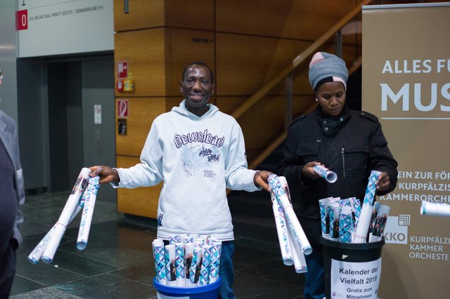 Kostenlos verteilt wurde der "Kalender der Vielfalt".  | Foto: Christian Gaier