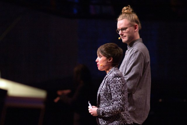 "Glücksministerin" Gina Schöler und Night mayor Hendrik Meier moderierten das Programm.  | Foto: Christian Gaier