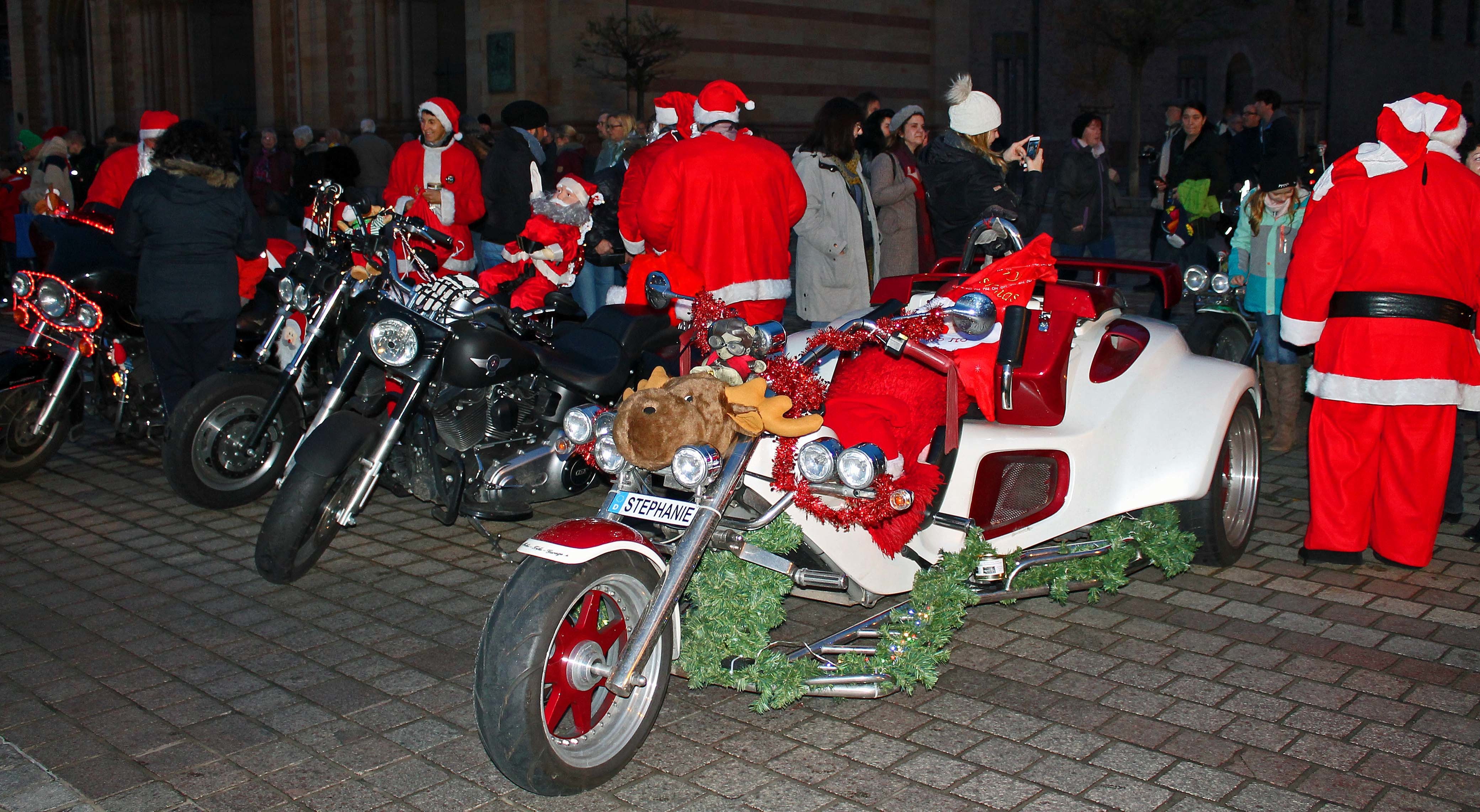 Mit ihren Harleys und den auffälligen Kostümen sorgten die Harley Davidson riding Santas am 6. Dezember für viel Aufmerksamkeit. Ihr Einsatz wurde belohnt: Fast 25.000 Euro kamen zusammen.