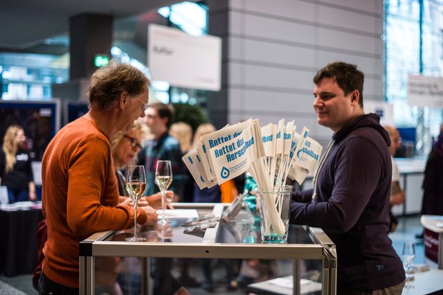 Im Erdgeschoß präsentierten sich öffentliche Einrichtungen, Vereine und Verbände, hier die Freunde und Förderer des Herschelbades.  | Foto: Christian Gaier