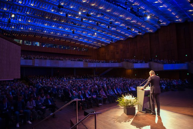 Blick auf den vollen Mozartsaal während der Neujahrsansprache des Oberbürgermeisters.  | Foto: Christian Gaier