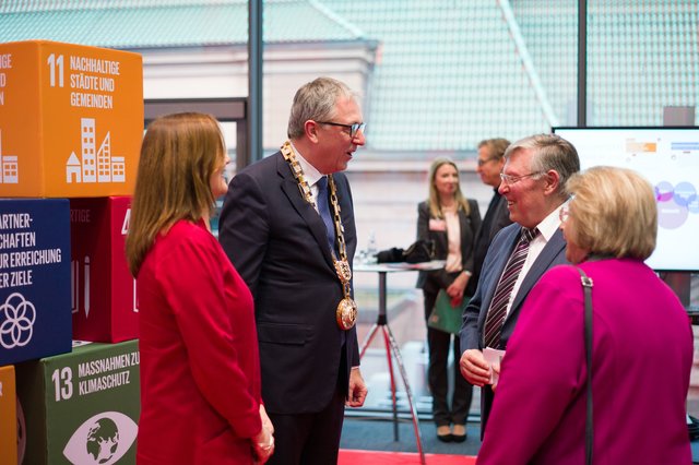 Beim Defilee kamen die Mannheimer Bürgerinnen und Bürger mit OB Dr. Peter Kurz und dessen Gattin Daniela Franz ins Gespräch.  | Foto: Christian Gaier