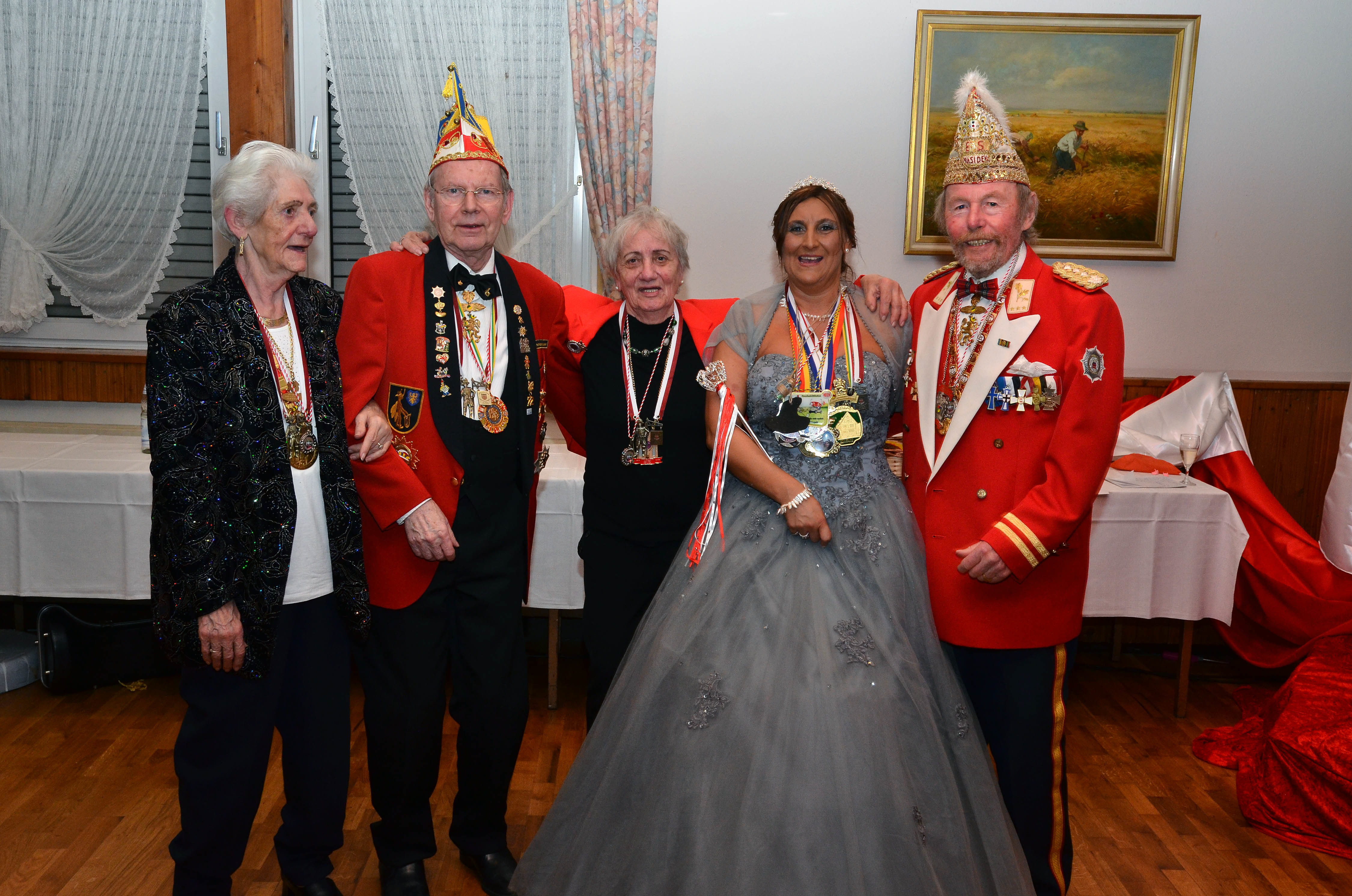 Bohnenkönigin Sonja mit Urgesteinen der Fasnacht v. l.: Gertrud Kuhn (Ehrensenatorin Garde Corps), Herwig Himmler (Bohnenkönig a. D. Garde Corps, Ehrensenator KV Die Rhoischnooke Germersheim), Rosemarie Plechinger (Garde Corps), Bohnenkönigin Sonja, Gerhard A. Kurz (Präsident a. D., Präsident Ehrensenat, dreifach gekrönter Bohnenkönig).