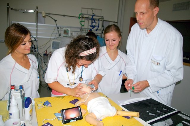 Der Förderverein Westpfalzküken hat der Kinderklinik einen Videolaryngoskop gespendet. Unser Bild zeigt von links Pflegeschülerin Katrin Winnwa, Assistenzärztin Lilla Lazlo, Praktikantin Katharina Dauenhauer und Oberarzt Peter Weis beim Intubieren einer Übungspuppe. Foto: ps