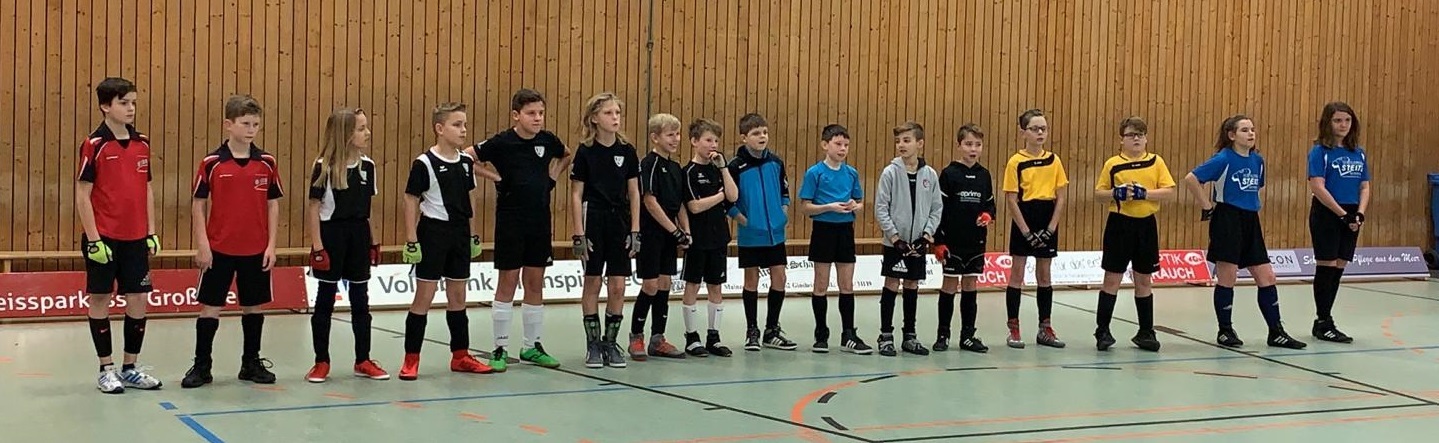 Starterfeld-Präsentation (v.l.n.r.: David Jung aus Worms und Erik Schlich vom RV Bolanden in den roten Trikots)