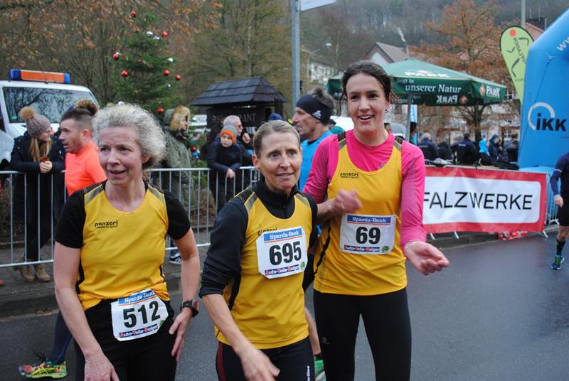 Die Läuferinnen der LLG: Ribana Bauser, Katja Bambach und Katharina Neblung beim Silvesterlauf Foto: PS/ LLG