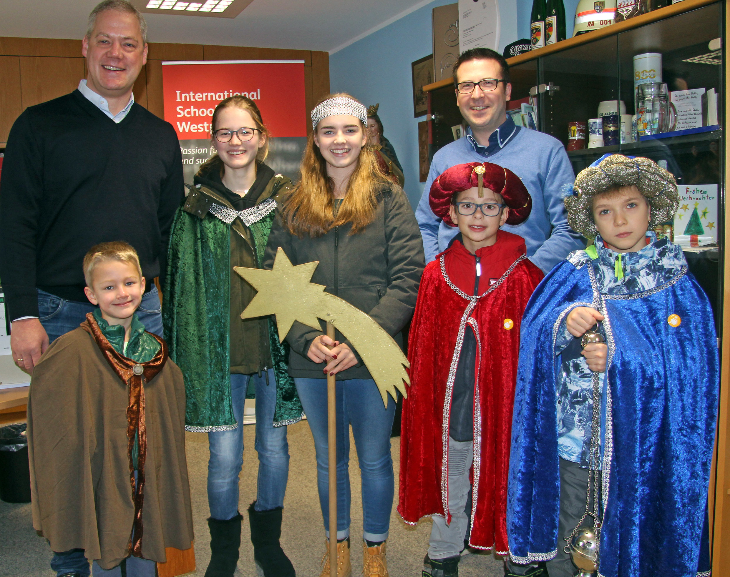 Die Sternsinger waren zum Jahresuftakt im Rathaus in Ramstein zu Gast Foto: Layes