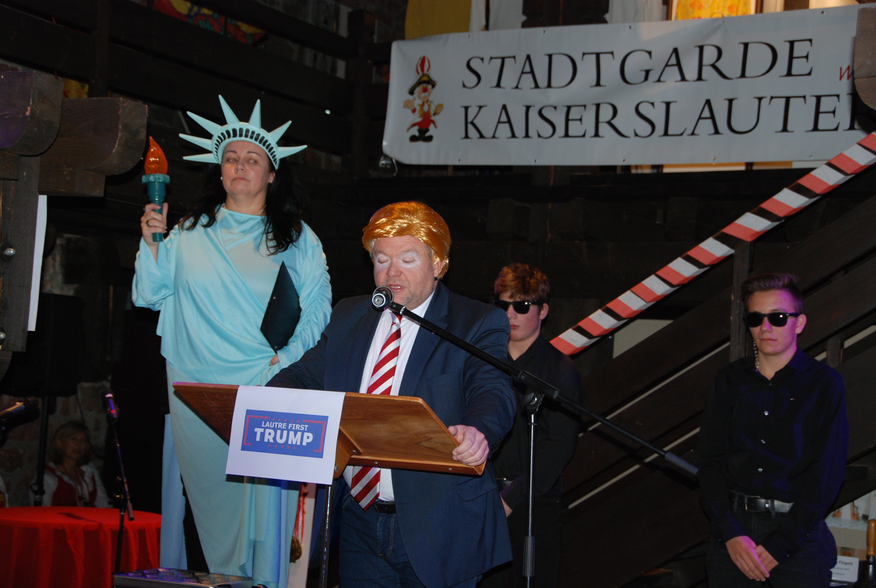 Der Präsident der Vereinigten Staaten Donald Trump (Andreas Rahm) mit seiner Miss Liberty (Petra Rödler) Foto: ps