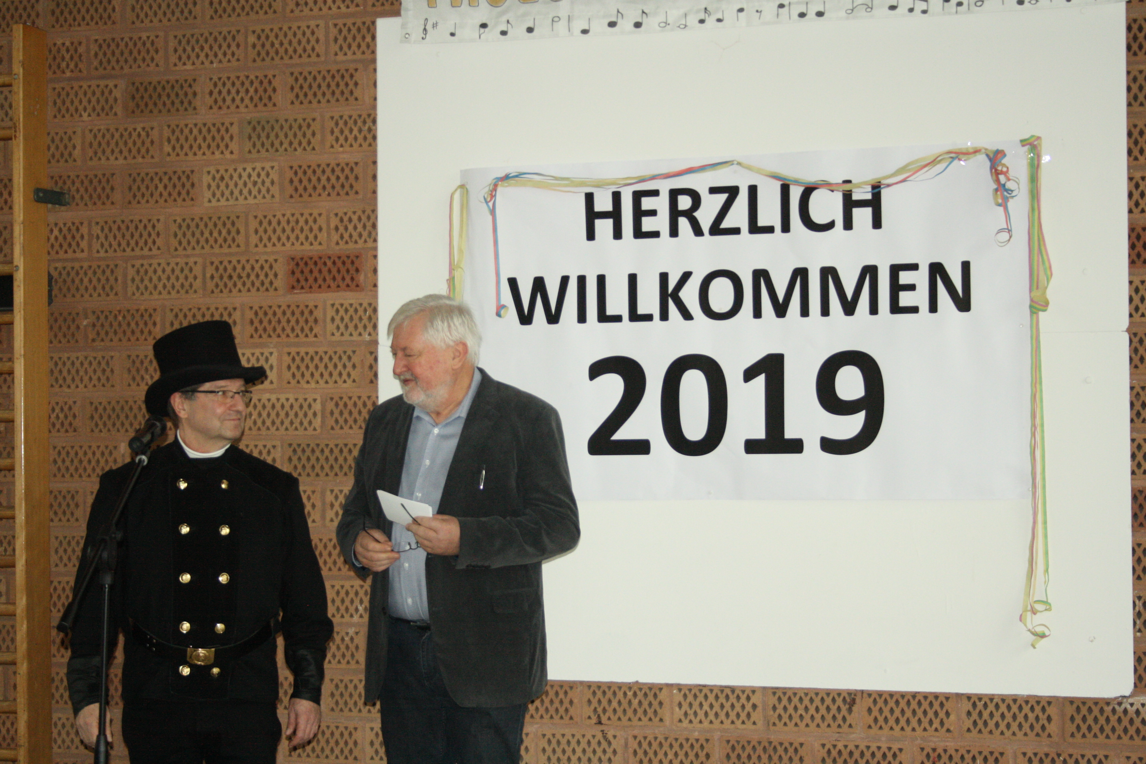 Schornsteinfegermeister Matthias Everling und Ortsbürgermeister Armin Rinder wünschen ein gutes, neues Jahr 2019 Foto: Richter